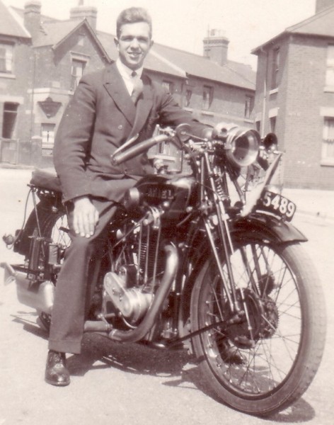 Grandad Smith on his Ariel D De Luxe photo date 1929 cropped.jpg