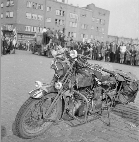 Canadese_militairen_tijdens_de_bevrijding2C_Berlagebrug-Amsteldijk2C_Amsterdam_288_mei_194529.jpg