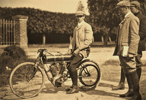 1905 Ariel - JAP Campbell Vtwin racer (2) - kopie.jpg